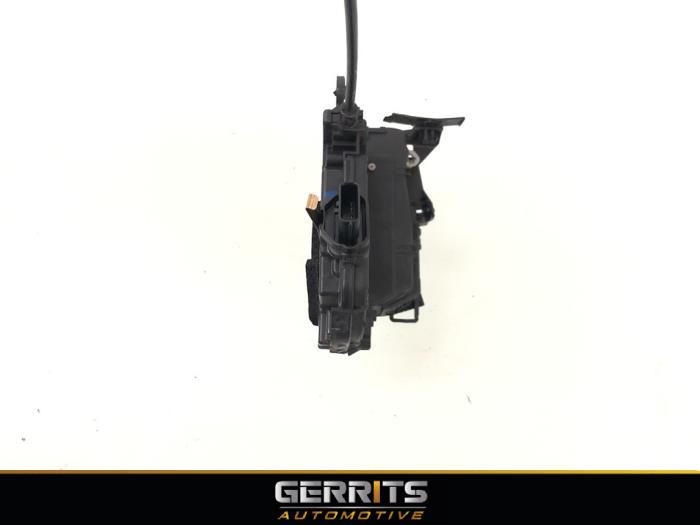 Dörrlåsmekanism, 4-dörrars, höger fram från en Renault Captur (2R) 0.9 Energy TCE 12V 2016