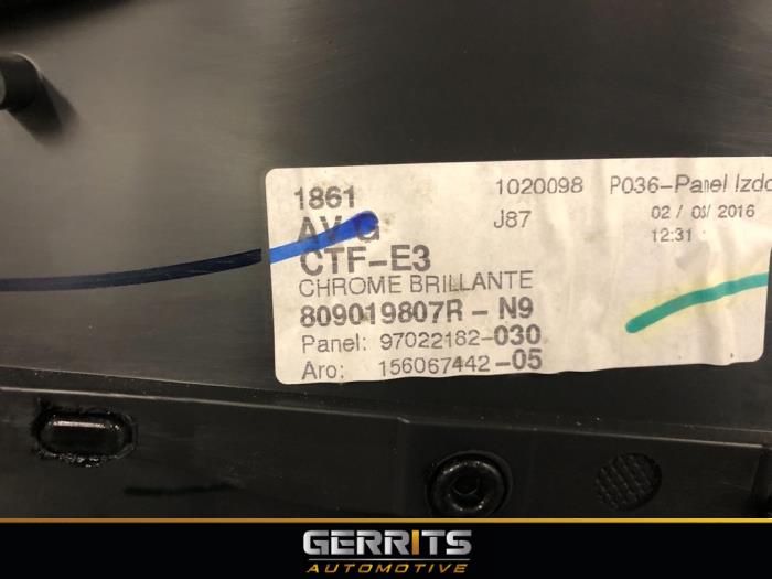 List, framdörr, 4-dörrars, vänster från en Renault Captur (2R) 0.9 Energy TCE 12V 2016