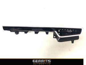 Używane Kratka wentylacyjna deski rozdzielczej Toyota Corolla Cross 2.0 VVT-i 16V Hybrid 200 Cena € 74,99 Procedura marży oferowane przez Gerrits Automotive BV