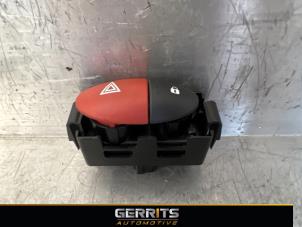 Begagnade Nödbelysningsbrytare Renault Twingo II (CN) 1.5 dCi 90 FAP Pris € 19,99 Marginaltabell erbjuds av Gerrits Automotive BV