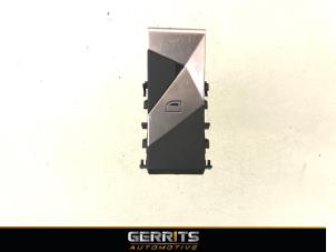 Gebruikte Elektrisch Raam Schakelaar DS Automobiles DS 7 Crossback 1.6 16V PureTech 180 Prijs € 49,99 Margeregeling aangeboden door Gerrits Automotive BV