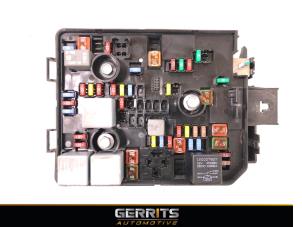 Begagnade Säkringsbox Opel Corsa E 1.4 16V Pris € 99,99 Marginaltabell erbjuds av Gerrits Automotive BV
