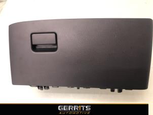 Używane Schowek w desce rozdzielczej Toyota Yaris IV (P21/PA1/PH1) 1.5 12V Hybrid 115 Cena € 49,99 Procedura marży oferowane przez Gerrits Automotive BV