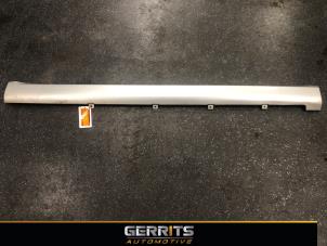 Gebruikte Zijskirt links Nissan Micra (K12) 1.2 16V Prijs € 49,99 Margeregeling aangeboden door Gerrits Automotive BV