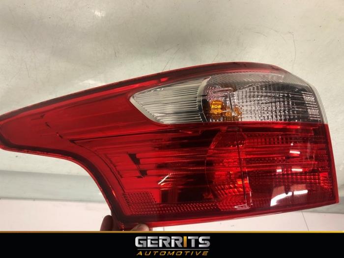 Achterlicht links van een Ford Focus 3 Wagon 1.0 Ti-VCT EcoBoost 12V 125 2013