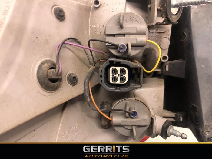 Achterlicht links van een Ford Focus 3 Wagon 1.0 Ti-VCT EcoBoost 12V 125 2013