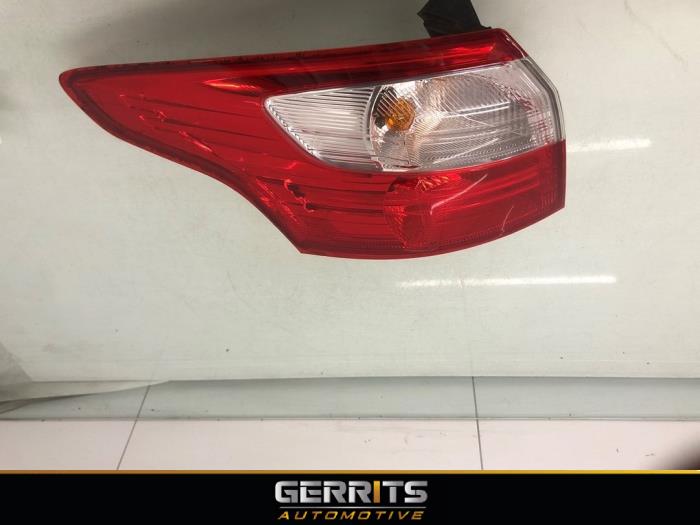 Achterlicht links van een Ford Focus 3 Wagon 1.0 Ti-VCT EcoBoost 12V 125 2013