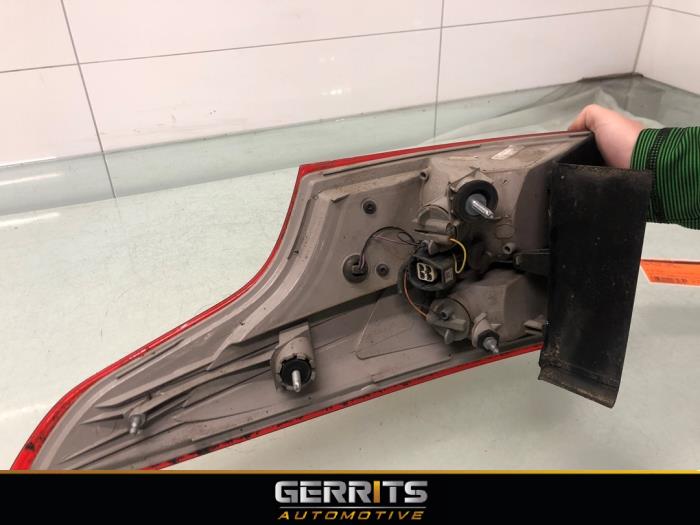 Achterlicht links van een Ford Focus 3 Wagon 1.0 Ti-VCT EcoBoost 12V 125 2013