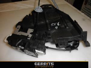 Begagnade Dörrlåsmekanism, 4-dörrars, höger fram Volvo V40 (MV) 1.6 T4 GTDi 16V AWD Pris € 50,60 Marginaltabell erbjuds av Gerrits Automotive BV