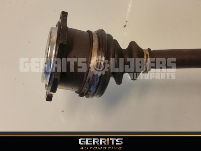 Drivaxel, höger fram från en Volkswagen Passat Variant (3B6) 1.9 TDI 130 2003