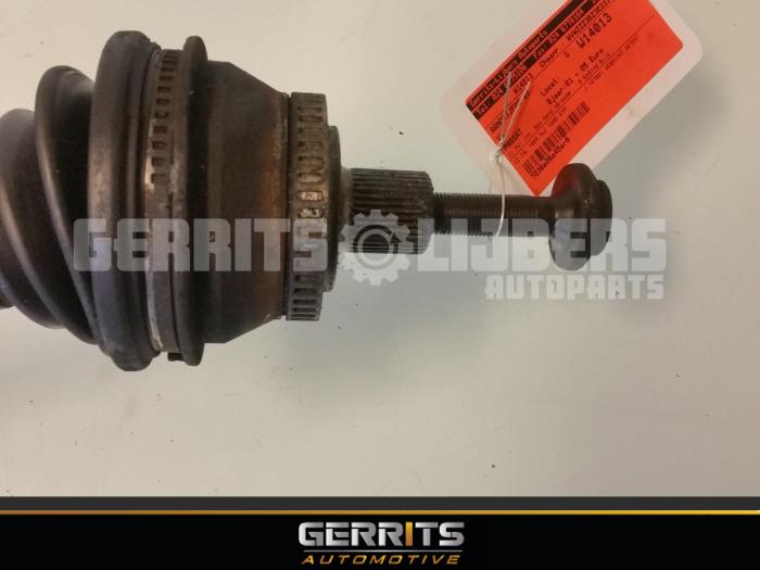 Drivaxel, höger fram från en Volkswagen Passat Variant (3B6) 1.9 TDI 130 2003