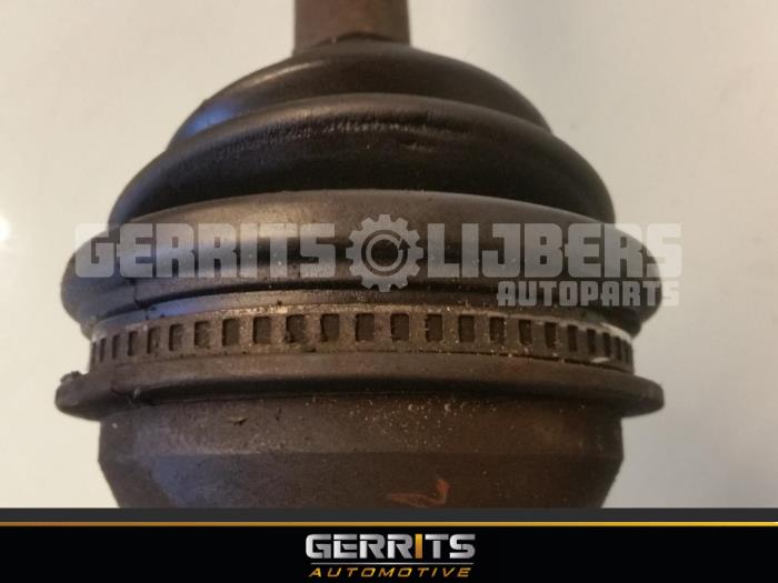 Drivaxel, höger fram från en Volkswagen Passat Variant (3B6) 1.9 TDI 130 2003