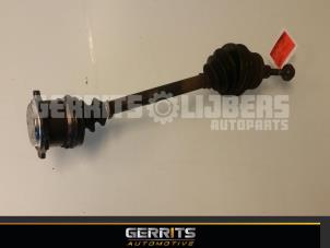 Begagnade Drivaxel, höger fram Volkswagen Passat Variant (3B6) 1.9 TDI 130 Pris € 33,00 Marginaltabell erbjuds av Gerrits Automotive BV