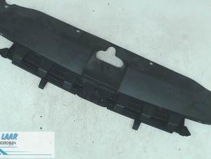 Begagnade Stötfångargrill Peugeot 307 SW (3H) 1.6 16V Pris på förfrågan erbjuds av Autodemontage van de Laar