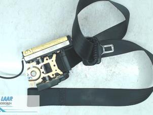 Begagnade Främre säkerhetsbälte, vänster Fiat Stilo (192A/B) 1.2 16V 3-Drs. Pris € 70,00 Marginaltabell erbjuds av Autodemontage van de Laar
