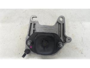 Gebruikte Motorrubber Renault Trafic Passenger (1JL/2JL/3JL/4JL) 1.6 dCi 120 Twin Turbo Prijs € 40,00 Margeregeling aangeboden door Autodemontage van de Laar