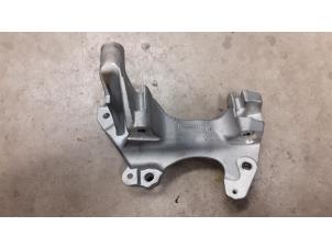 Gebruikte Motorsteun Renault Captur (2R) 0.9 Energy TCE 12V Prijs € 30,00 Margeregeling aangeboden door Autodemontage van de Laar