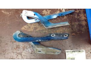 Gebruikte Motorkap Scharnier Peugeot 307 SW (3H) 2.0 HDi 90 Prijs € 50,00 Margeregeling aangeboden door Autodemontage van de Laar