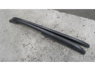 Gebruikte Dakrail set Dacia Duster (SR) 1.6 16V 4x4 Prijs € 100,00 Margeregeling aangeboden door Autodemontage van de Laar