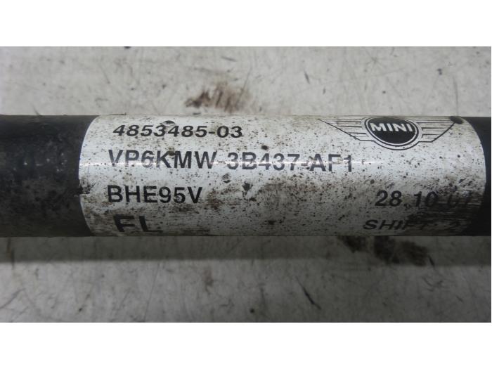 Drivaxel, vänster fram från en MINI Mini (R56) 1.6 16V Cooper 2007