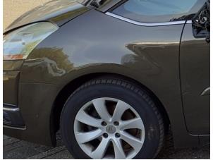 Gebruikte Spatbord links-voor Citroen C4 Grand Picasso (UA) 1.6 HDiF 16V 110 Prijs € 75,00 Margeregeling aangeboden door Autodemontage van de Laar