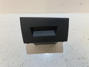 Begagnade Handskfack BMW 1 serie (F20) 118i 1.5 TwinPower 12V Pris € 50,00 Marginaltabell erbjuds av Autodemontage van de Laar