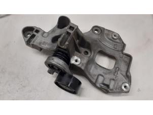 Używane Wspornik silnika Renault Kadjar (RFEH) 1.3 TCE 140 FAP 16V Cena na żądanie oferowane przez Autodemontage van de Laar