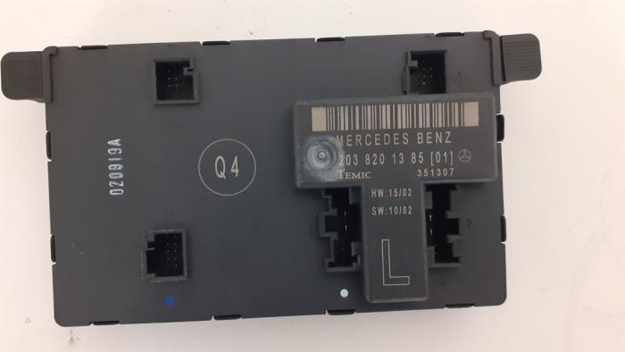 Deur module van een Mercedes-Benz C Combi (S203) 2.7 C-270 CDI 20V 2002