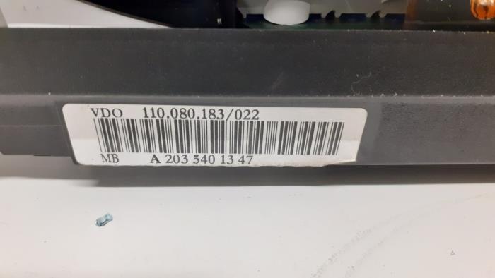 Vägmätare KM från en Mercedes-Benz C Combi (S203) 2.7 C-270 CDI 20V 2002