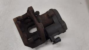 Gebruikte Remklauw (Tang) links-achter BMW 5 serie (F10) 523i 24V Prijs € 100,00 Margeregeling aangeboden door Autodemontage van de Laar