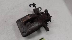 Gebruikte Remklauw (Tang) links-achter Peugeot Partner (GC/GF/GG/GJ/GK) 1.6 BlueHDI 75 Prijs € 72,60 Inclusief btw aangeboden door Autodemontage van de Laar