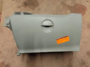 Używane Schowek w desce rozdzielczej Renault Kangoo/Grand Kangoo (KW) 1.5 dCi 85 Cena € 25,00 Procedura marży oferowane przez Autodemontage van de Laar