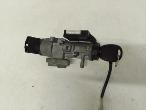 Begagnade Tändningslås + nyckel Chevrolet Aveo (250) 1.4 16V LS Pris € 65,00 Marginaltabell erbjuds av Autodemontage van de Laar