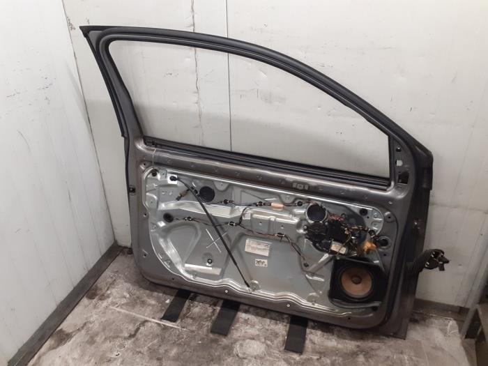 Deur 2Deurs links van een Volkswagen Polo IV (9N1/2/3) 1.4 16V 75 2005