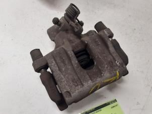 Gebruikte Remklauw (Tang) rechts-achter Ford Focus 3 Wagon 1.5 EcoBoost 16V 150 Prijs € 50,00 Margeregeling aangeboden door Autodemontage van de Laar