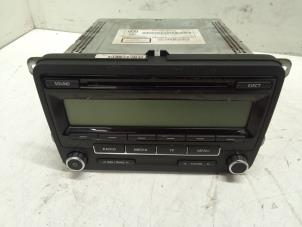 Begagnade CD-spelare med radio Volkswagen Golf VI (5K1) 1.4 16V Pris € 75,00 Marginaltabell erbjuds av Autodemontage van de Laar