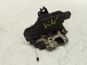 Begagnade Dörrlåsmekanism, 2-dörrars, höger Volkswagen Lupo (6X1) 1.4 16V 75 Pris € 30,00 Marginaltabell erbjuds av Autodemontage van de Laar