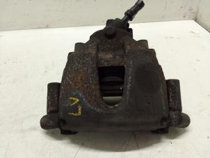 Begagnade Främre bromsok, vänster Volvo V50 (MW) 2.4 20V Pris € 50,00 Marginaltabell erbjuds av Autodemontage van de Laar