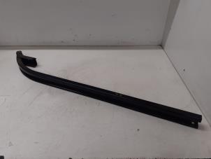 Begagnade Skena, skjutdörr, vänster Peugeot 1007 (KM) 1.4 Pris € 50,00 Marginaltabell erbjuds av Autodemontage van de Laar