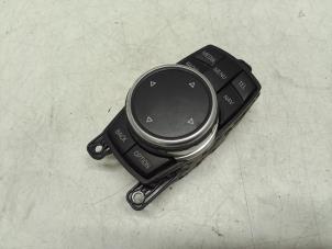 Używane Przycisk I-Drive BMW X1 (F48) sDrive 18d 2.0 16V Cena € 150,00 Procedura marży oferowane przez Autodemontage van de Laar