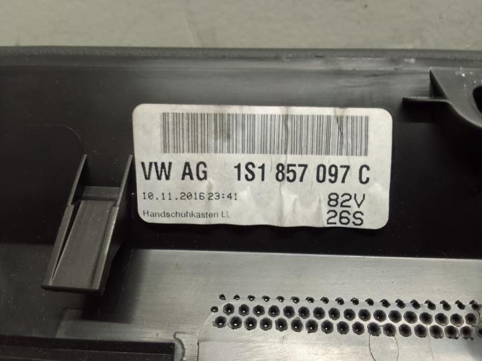 Handskfack från en Volkswagen Up! (121) 1.0 TSI 12V 2017