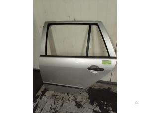 Begagnade Bakdörr, 4-dörrars, vänster Skoda Fabia (6Y5) 1.4i 16V Pris € 100,00 Marginaltabell erbjuds av Autodemontage van de Laar