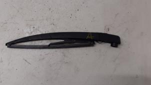 Gebruikte Ruitenwisserarm achter Peugeot 2008 (CU) 1.2 Vti 12V PureTech 82 Prijs € 25,00 Margeregeling aangeboden door Autodemontage van de Laar