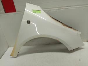 Begagnade Framskärm, höger Skoda Fabia II Combi 1.2 TSI Pris € 50,00 Marginaltabell erbjuds av Autodemontage van de Laar