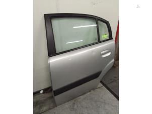 Begagnade Bakdörr, 4-dörrars, vänster Kia Rio II (DE) 1.6 CVVT 16V Pris € 135,00 Marginaltabell erbjuds av Autodemontage van de Laar