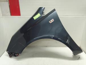 Begagnade Framskärm, vänster Opel Corsa D 1.2 16V Pris € 50,00 Marginaltabell erbjuds av Autodemontage van de Laar