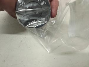 Gebruikte Airbag schakelaar Opel Insignia 2.8 V6 Turbo 24V 4x4 Ecotec Prijs op aanvraag aangeboden door Autodemontage van de Laar