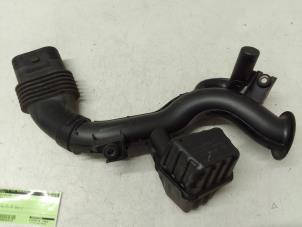 Gebruikte Aanzuigslang Lucht Renault Twingo III (AH) 1.0 SCe 70 12V Prijs € 35,00 Margeregeling aangeboden door Autodemontage van de Laar