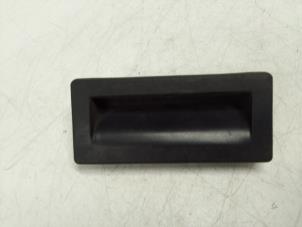 Begagnade Handtag, baklucka Skoda Octavia Combi (5EAC) Pris € 50,00 Marginaltabell erbjuds av Autodemontage van de Laar