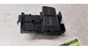 Begagnade Flerfunktionsbrytare, fönster Peugeot 108 1.0 12V VVT-i Pris € 25,00 Marginaltabell erbjuds av Autodemontage van de Laar